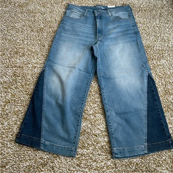 Stylish Blue Denim Women's Jeans Cropped - Picture 3 of 3